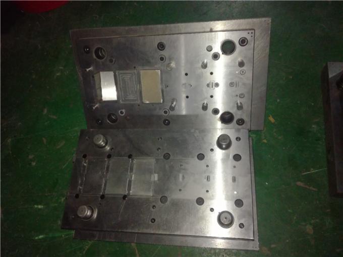 De progressieve Klinknagelpers sterft Twee Holten Gestempeld Aluminium Heatsink 0.003mm Precisie 0